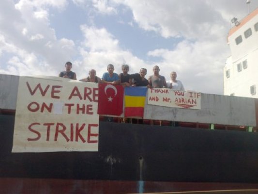 11 navigatori turci şi unul arab, abandonaţi de armator în Portul Agigea